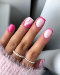 uñas cortas con manicura rosa