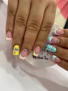 manicura francesa amarilla de bob esponja