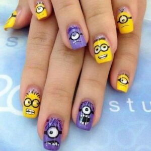 uñas minions moradas