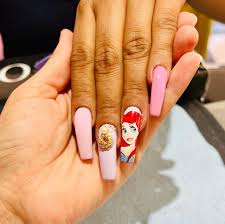 uñas rosas de ariel