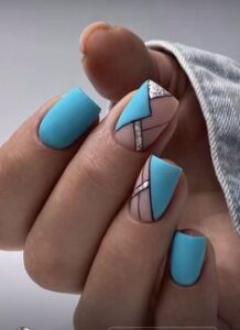 manicur geometrica azul ceelste