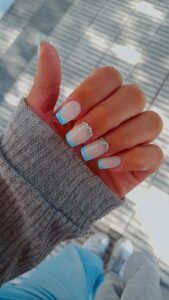 manicura francesa azul celeste