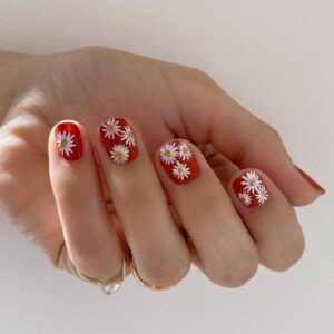 manicura roja corta con flores