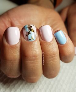 manicura toque con azul celeste corta