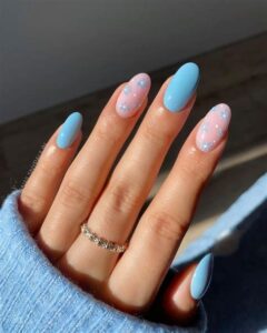 uñas azules con flores pèqueñas