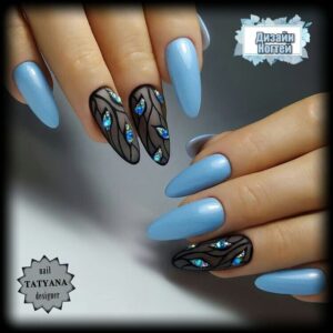 uñas celeste con negro