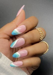 uñas celestes con ondas degradadas