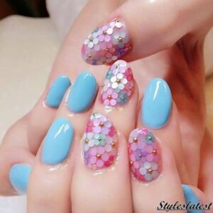 uñas celeste con flores encapsuladas