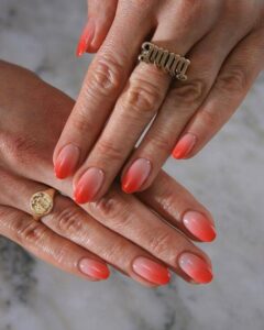 uñas cortas babyboomer rojas