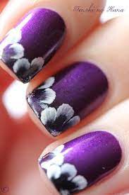 uñas cortas moradas con flores