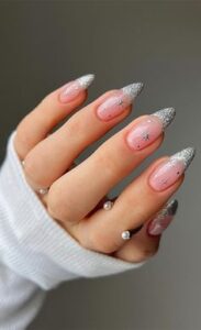 uñas grises con manicura francesa purpurina