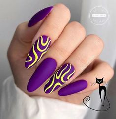 uñas larags moradas con amarllo