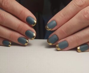 uñas mate grises oscuros con manicura francesa en oro