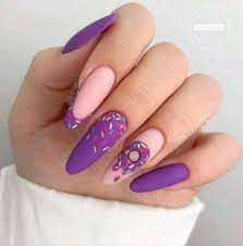 uñas moradas donut largas